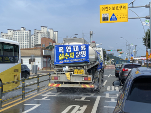 청도군, 폭염 대응 도로 살수차 운영