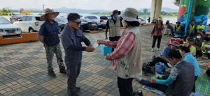 달성군시설관리공단, 화원유원지 이용객에 생수 배부