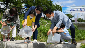 영주 휴천1동 주민자치위원회, 원당천 어린고기 버들치 방류