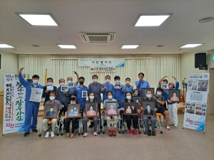 포항제철소, 지역 어르신에 장수사진 선물