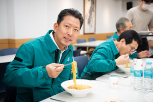 구미공장서 갓 튀겨낸 라면 이색 시식회