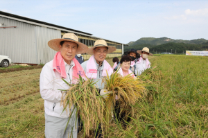 포항,  올해 첫 벼베기…폭염에 고생한 농업인 격려