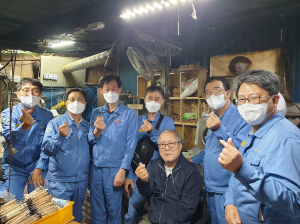 포항제철소, ‘안강 할배’에 샤프펜슬 가공기기 기증