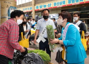 경제 살리고 情 나누고…전통시장 찾은 대구교육청