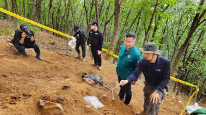 김재욱 군수, 호국영령 유해발굴 현장 방문