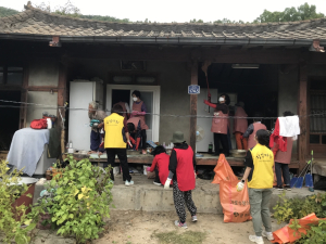 군위군, 독거어르신 가구 청소 봉사활동