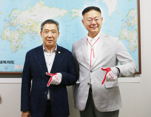 ‘럭키 칠곡 포즈’로 칠곡군 방문 인증