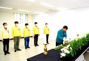 남한권 군수 이태원 희생자 애도…울릉한마음회관 합동분향소 조문