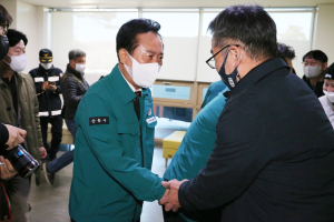 권기창 안동시장, 봉화 광산 생환자 만나 쾌유 기원