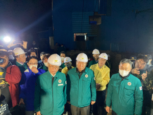 박현국 봉화군수 “광부들 가족품에 돌아와 감사”