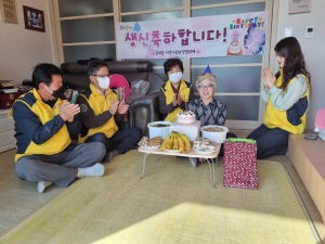 군위읍 지역사회보장협의체, 독거어르신 생신 축하