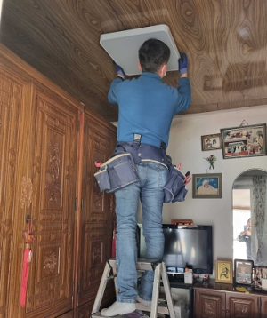 군위읍 지사협, 취약계층 LED 전등 무선리모컨 설치