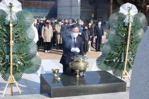 “선열들 숭고한 희생으로 오늘의 대한민국 건설”