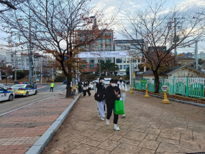 <경북지역 수능 이모저모> 열띤 응원전 사라지고 현수막 줄었지만…모두가 기원한 ‘수능대박’