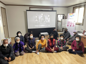 의성 안평면지사협, 찾아가는 이동영화관 ‘어르신 웃음꽃’