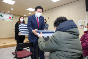 대구 중구, 따뜻한 겨울나기 방한용품키트 전달식