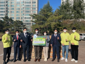㈜골든크라운, 어려운 이웃돕기 라면 전달