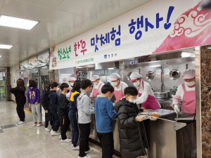 경주천년한우 맛 체험행사… 초등학생들에게 ‘호응’