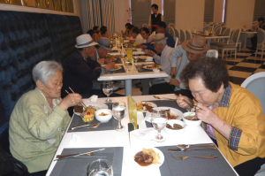포항 필로스호텔, 용흥동 어르신 점심 대접