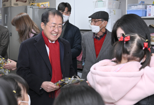 아동양육시설 찾은 홍준표 대구시장