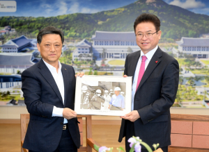 도청 찾은 김학동 포스코 부회장 “지원 힘입어 빠른 복구 이뤘다”