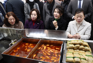설 밑 대구 찾은 김건희 여사, 급식 봉사ㆍ서문시장 상인 격려