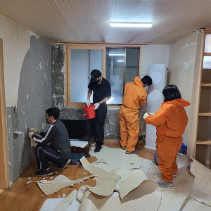 포항시자원봉사사센터 바르미 봉삭단, 도배 봉사 진행