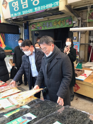 포항교육청, 설 앞두고 전통시장서 장보기