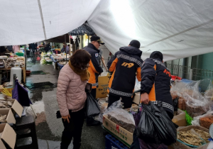 울진소방서, 설맞이 전통시장 활성화 장보기 행사