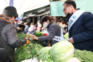 강은희 대구교육감, 설맞이 관문시장서 장보기 행사