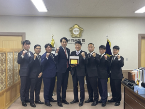 박수현 군위군의회 의장, 군위청년회소로부터 감사패 수상