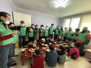 대구 중동 새마을협의회0부녀회, 경로당 어르신에 떡국 대접