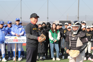 제1회 안동시리틀야구파더스대회…권기창 시장 시구