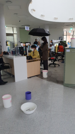 지은지 1년도 안돼 천장서 빗물 ‘줄줄’ …울진 죽변면사무소 공무원ㆍ업체 엄벌