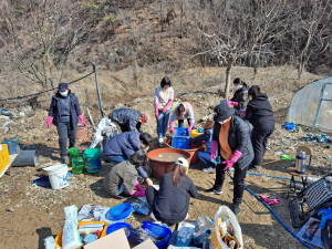 군위군 사회복지사협회, 취약계층 주거환경개선 청소 봉사