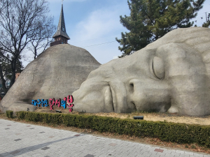 대구 달서구, 선사시대로 이색조형물 활용 봄맞이 퍼포먼스