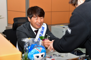 포항스틸러스 김기동 감독, 포항세무서 일일 명예민원봉사실장 위촉