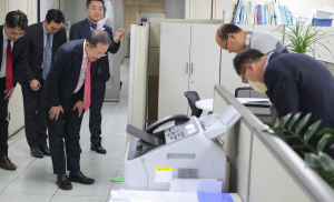 홍준표 대구시장, 시정업무에 매진하는 직원 격려