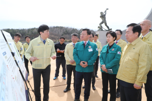 한화진 환경부장관, 권기창 시장과 안동댐서 가뭄 상황 점검
