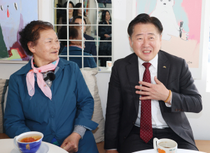 오영훈 제주지사-칠곡할매 ‘웃음꽃 활짝’