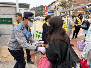 포항남부서, 등굣길 어린이 교통안전 캠페인 실시