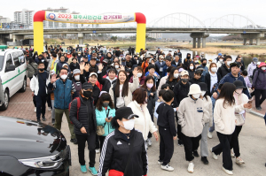 영주시민 건강걷기대회 성황…가족ㆍ연인과 봄 속을 거닐다