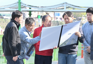 홍준표 대구시장, 신천둔치 공사현장 시찰