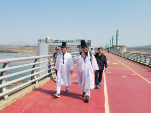 갓 쓰고 퇴계 귀향길 동참한 권기창 안동시장