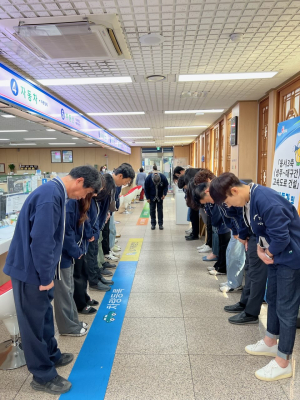 성주군청 민원실 산뜻한 근무복 착용