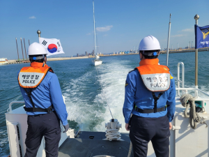 포항해경, 영일대 해상 요트 예인 ‘안전 입항’