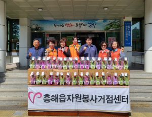 포항시 흥해읍 자원봉사거점센터, 독거 어르신에 인삼카네이션 전달