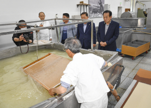 문경, 김삼식 한지장 공개행사…한지제작 시연