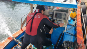 포항 해상 어선 좌초돼 침수 ‘무사 구조’