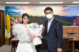 영주시 홍보대사 김봉곤·김다현 부녀, 고향사랑기부금으로 '영주사랑' 전해